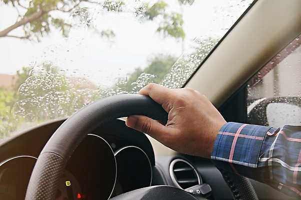 포토 JPG 해외이미지 나무 구름 1 손 남자 도로 여행 비즈니스 손가락 교통시설 모션 자동차 거리 실내 관리 안전 사람 성인 사람없음 내부 빛 태양 우주 어둠 황혼 운전 잡기 판넬 바퀴 고속도로 운전사 잼 왼쪽 속도 보안 계기판 제어 해외202004 해외포토 자연요소 식물 직업 길 육상교통 교통 신체부위 일몰 소스_음식 방향 시설 파일형식 이미지허브