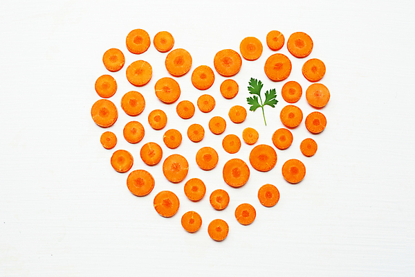 포토 JPG 해외이미지 단면 실내 파슬리 사람없음 하이앵글 당근 하트 자르기 흰배경 해외202004 해외포토 모양 뷰포인트 백그라운드 채소 모션 뿌리채소 내부 흰색 파일형식 이미지허브