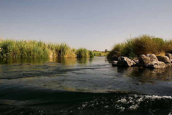포토 JPG 해외이미지 모래 여행 요트 아프리카 자연 휴가 항해 이집트 풍경 사람없음 야외 물 여름 파란색 관광지 강 햇빛 반사 맑음 사막 바위 강가 이국적 해외202004 해외포토 자연요소 계절 나라 컬러 배_교통 날씨 태양 돌_바위 생태계 파일형식 이미지허브