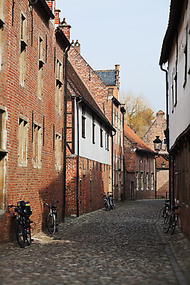 포토 JPG 해외이미지 길 벽 백그라운드 벽돌 거리 주택 서기 사람없음 건물 햇빛 맑음 자전거 기댐 조약돌 램프 역사 보행로 선택 소프트포커스 생태계 옛날 해외202004 해외포토 건축물 컨셉 모션 날씨 조명 촬영기법 태양 바이크 돌_바위 파일형식 이미지허브