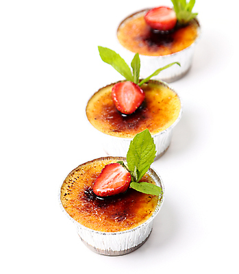 포토 JPG 해외이미지 그릇 딸기 단면 실내 사람없음 민트 흰배경 크렘브륄레 해외202004 해외포토 식기 백그라운드 과일 디저트 내부 흰색 허브 파일형식 이미지허브