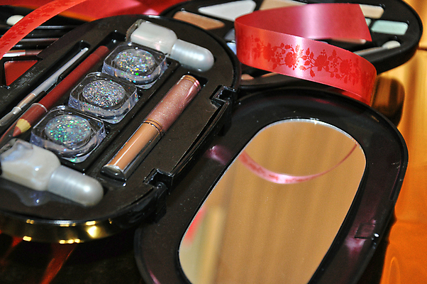 포토 JPG 해외이미지 모델 직업 여자 얼굴 분홍색 사람없음 빛 유행 화장품 흰색 붓 화려 가루 볼터치 피부 피부관리 마스카라 광택 모음 아이섀도 돌봄 신청 해외202004 해외포토 컬러 컨셉 모션 사람 한글 신체부위 화장 뷰티 파일형식 이미지허브