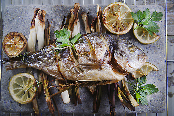 포토 JPG 해외이미지 실내 사람없음 그릴 도미 라임 파 도미구이 돌판 나무배경 해외202004 해외포토 백그라운드 채소 과일 주방용품 어류 내부 돌_바위 생선구이 파일형식 이미지허브