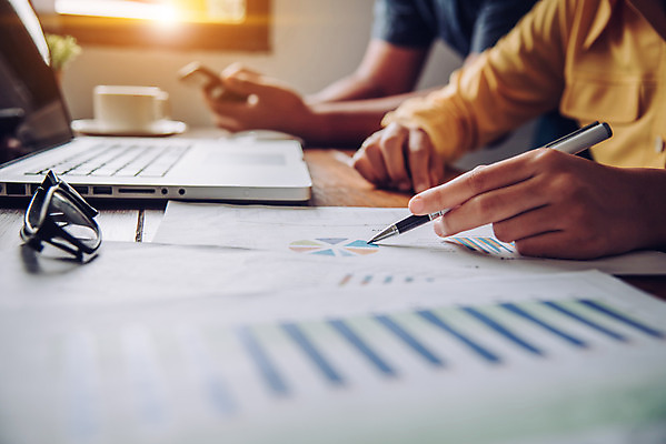 포토 JPG 해외이미지 직업 손 컨셉 인터넷 비즈니스 통신 통계 탁자 회의 그래프 협력 아이디어 직장 대화 사람 사람없음 금융 노트북 컴퓨터 사무실 공책 자료 업무 네트워크 그룹 계획 토론 디자이너 분석 오브젝트 보고서 회계 거짓 다락방 마케팅 세미나 프로젝트 브레인스토밍 해외202004 해외포토 가구 회사 문구용품 말하기 신체부위 경제 전자제품 작업 파일형식 이미지허브