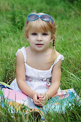 포토 JPG 해외이미지 교육 여유 어린이 생각 자연 한명 야외 책 독서 우주 고민 그리너리 해외202004 해외포토 1 감정 사람 생태계 파일형식 트랜드컬러 이미지허브