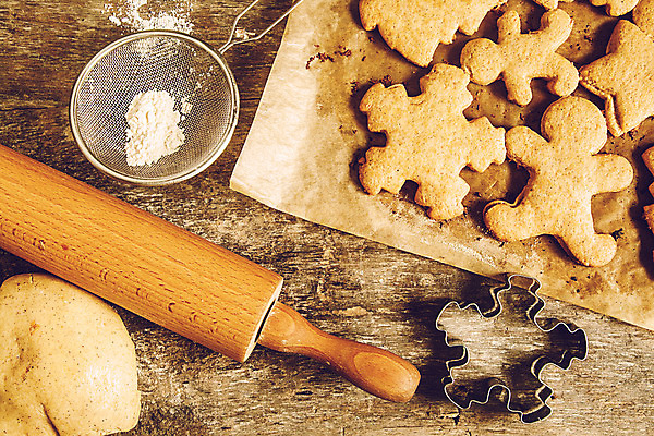 포토 JPG 해외이미지 나무 종이 백그라운드 크리스마스 겨울 탁자 휴가 디저트 새로움 사람없음 목재 장식 갈색 쿠키 우주 케이크 주방 축제 수확 골동품 흰색 축하 달콤 정상 굽기 연도 심볼 향신료 서식 복고 반죽 밀가루 성분 소셜네트워크 양피지 커터 페스츄리 필터 핸드메이드 효과 해외202004 해외포토 식물 계절 기념일 음식 빵 컬러 가구 컨셉 농업 재료 맛 가루 구이 향미료 파일형식 이미지허브