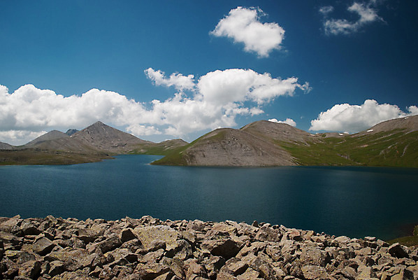 포토 JPG 해외이미지 백인 구름 호수 스포츠 여행 하늘 휴가 산 사람없음 초록색 물 여름 파란색 남쪽 추적 조지아 해외202004 해외포토 자연요소 서양인 계절 컬러 모션 방향 동유럽 파일형식 이미지허브