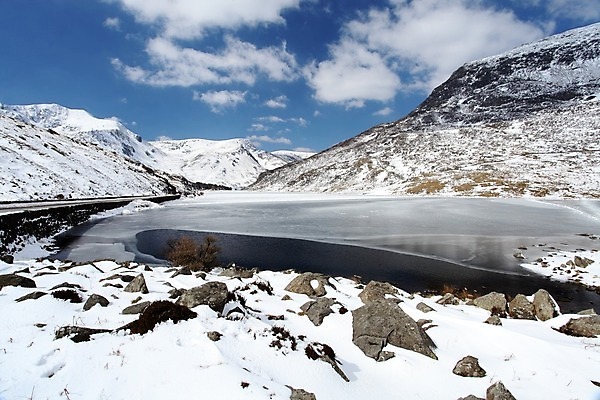 포토 JPG 해외이미지 구름 공원 호수 여행 자연 하늘 영국 웨일즈 산 국립공원 풍경 사람없음 야외 물 파란색 반사 냉동 침묵 흰색 시골 언덕 서리 암초 북쪽 내추럴 전국 폭설 눈내림 수평선 스노도니아 스노든산 해외202004 해외포토 자연요소 공공시설 유럽 컬러 눈_날씨 소리 자연재해 방향 생태계 파일형식 이미지허브