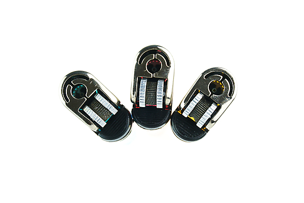 포토 JPG 해외이미지 백그라운드 사람없음 빛 노란색 금속 장비 흰색 일회용 플라스틱 라이터 고립 해외202004 해외포토 컬러 재질 파일형식 이미지허브