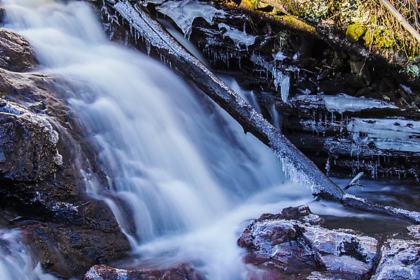 포토 JPG 해외이미지 겨울 자연 풍경 사람없음 초록색 물 빛 강 햇빛 태양 냉동 얼음 폭포 흐름 추위 신선 개울 통나무 암초 해외202004 해외포토 자연요소 나무 계절 컬러 컨셉 생태계 파일형식 이미지허브