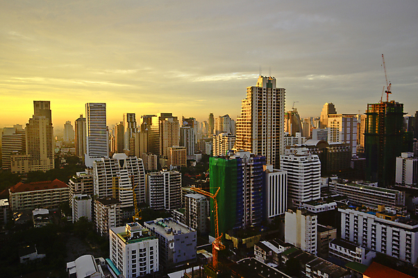 포토 JPG 해외이미지 아시아 여행 오렌지 비즈니스 건축양식 태국 하늘 아침 거리 안테나 파노라마 풍경 사람없음 야외 건물 빛 도시풍경 태양 일출 탑 고층빌딩 일몰 도시 도심 큼 속도 방콕 장면 스카이라인 해외202004 해외포토 주간 자연요소 건축물 건축 나라 과일 통신 촬영기법 빌딩 노을 크기 파일형식 이미지허브