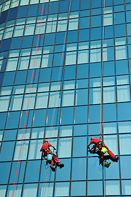 포토 JPG 해외이미지 주간 전신 남자 밧줄 매달리기 외벽 앉기 빌딩 성인 야외 두명 건물 뒷모습 반사 작업 청소부 유리창청소 성인남자만 해외202004 외벽청소 해외포토 자연요소 직업 건축물 줄 벽 뷰포인트 모션 사람 청소 남자만 성인만 파일형식 이미지허브