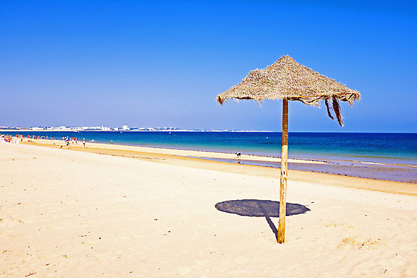 포토 JPG 해외이미지 모래 바다 여행 우산 자연 하늘 휴가 휴식 풍경 사람없음 야외 물 여름 파란색 맑음 침묵 고독 지중해 포르투갈 양산 이국적 터키석 파라다이스 해외202004 해외포토 자연요소 계절 감정 유럽 컬러 컨셉 날씨 소리 보석 생태계 파일형식 이미지허브