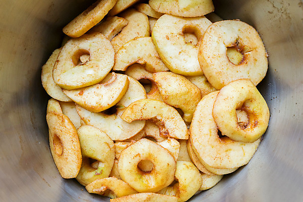 포토 JPG 해외이미지 전통 유럽 문화 음식 과일 재료 휴가 새해 주택 요리 사람없음 쌓기 금속 빵집 튀김 반지 원형 달콤 사과 자르기 굽기 먹기 준비 칼로리 흙더미 습관 핸드메이드 많음 해외202004 해외포토 도형 나라 컨셉 장신구 모션 재질 건물 상점 흙 맛 구이 파일형식 더미 이미지허브