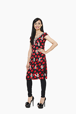 포토 JPG 해외이미지 스튜디오촬영 전신 1 긴머리 응시 여자 전통문화 신발 청소년 회색배경 한명 서기 미소 웃음 사람 20대 성인 유행 하이힐 전통의상 자르기 성인여자만 해외202004 해외포토 전통 헤어스타일 시선 문화 구두 백그라운드 모션 실내 표정 청년 회색 여성화 여자만 성인만 파일형식 이미지허브