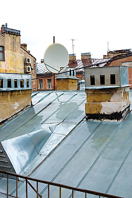 포토 JPG 해외이미지 외관 계절 백그라운드 건축양식 자연 지붕 날씨 거리 주택 굴뚝 사람없음 야외 건물 물 금속 젖음 도시 떨어짐 보호 정상 타일 묘사 장면 폭풍 다락방 옛날 해외202004 해외포토 자연요소 건축물 건축 컨셉 재질 생태계 파일형식 이미지허브