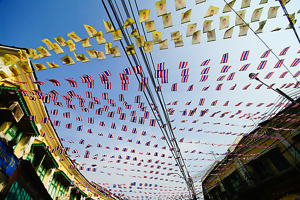 포토 JPG 해외이미지 아시아 종교 도로 패턴 불교 창문 태국 하늘 거리 주택 사람없음 문 깃발 도시 정상 방콕 해외202004 해외포토 나라 길 무늬 교통시설 건물 파일형식 이미지허브