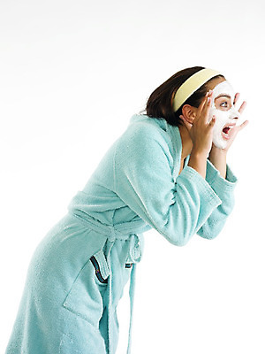 포토 JPG 해외이미지 백인 외관 여자 얼굴 분홍색 포즈 휴식 스트레스 갈색머리 건강 가면 한명 성인 초록색 수건 상점 스파 화목 화장품 이탈리아 활발 욕실 흰색 표현 신선 목욕가운 유혹 피부 순수 만족 내추럴 돌봄 해외202004 해외포토 서양인 1 헤어스타일 감정 유럽 컬러 컨셉 모션 사람 신체부위 위생용품 뷰티 가운 파일형식 이미지허브