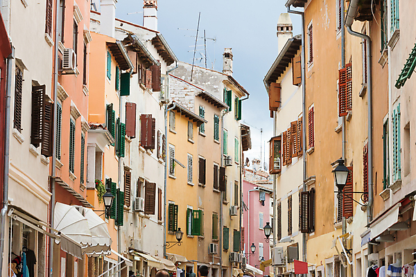 포토 JPG 해외이미지 디자인 유럽 도로 여행 패턴 창문 호텔 휴가 거리 주택 사람없음 건물 장식 여름 마을 도시 블라인드 중세 역사 크로아티아 셔터 여관 구시가지 연금 해외202004 해외포토 건축물 계절 나라 길 무늬 교통시설 숙소 커튼 파일형식 이미지허브