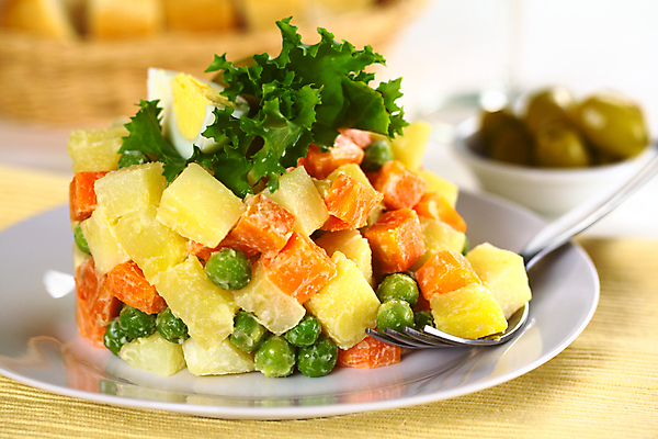 포토 JPG 해외이미지 전통 음식 포크 채소 감자 요리 사람없음 가로 사진촬영 식사 당근 샐러드 고명 조미료 상추 완두콩 마요네즈 러시아인 채식주의자 해외202004 해외포토 서양인 식기 콩 뿌리채소 촬영 소스_음식 채식 향미료 파일형식 이미지허브