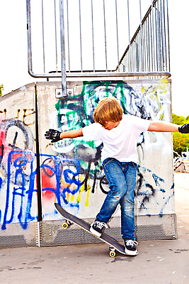 포토 JPG 해외이미지 백인 라이프스타일 손 공원 남자 행복 어린이 장난 모션 놀이 하늘 건강 한명 사람 경사 소년 야외 공중 10대 청춘 장난감 운동 갈색 점프 기쁨 장비 스케이트 비행 스케이트보드 승차 묘기 속도 벽화 면도기 해외202004 해외포토 서양인 1 공공시설 감정 스포츠용품 컬러 컨셉 청소년 생활 신체부위 위생용품 보드_스포츠 그림 파일형식 이미지허브