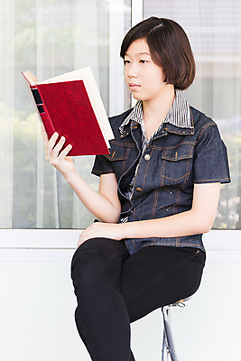 포토 JPG 해외이미지 모델 1 학생 라이프스타일 응시 여자 교육 얼굴 백그라운드 신체 의자 휴식 짧은머리 주택 한명 사람 앉기 동양인 성인 야외 책 독서 잡기 스마트 읽기 슛 해외202004 해외포토 헤어스타일 시선 가구 컨셉 모션 인종 건물 생활 신체부위 파일형식 이미지허브