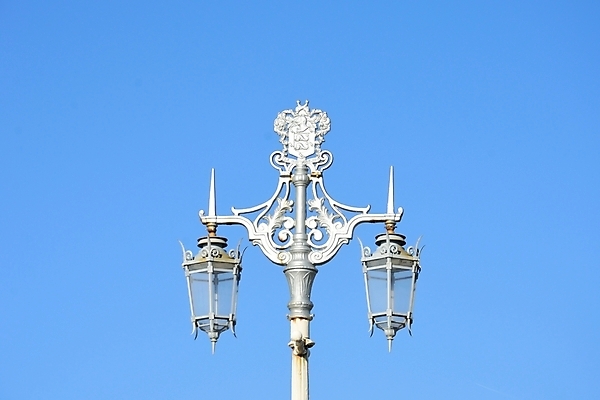 포토 JPG 해외이미지 전통 디자인 가로등 조명 영국 잉글랜드 거리 사람없음 장식 파란색 빛 금속 산책로 수확 골동품 흰색 등불 램프 화려 오브젝트 복고 구식 빅토리아 옛날 서식스 해외202004 해외포토 공공시설 유럽 길 컬러 컨셉 농업 재질 파일형식 이미지허브