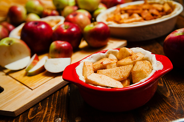 포토 JPG 해외이미지 나무 라이프스타일 음식 빵 과일 가정 탁자 주택 요리 사람없음 내부 빨간색 초록색 케이크 주방 수확 신선 사발 사과 혼합 굽기 먹기 준비 유기농 반죽 밀가루 레시피 성분 밀가루반죽 설정 내추럴 핸드메이드 해외202004 해외포토 식물 웰빙 컬러 가구 농업 모션 디저트 건물 생활 사기그릇 가루 구이 파일형식 이미지허브