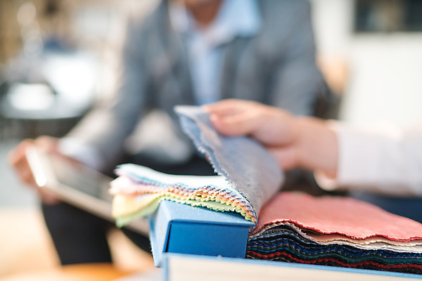 포토 JPG 해외이미지 백인 직업 1 라이프스타일 손 디자인 옷 여자 비즈니스 공장 관리 사람 성인 사람없음 내부 책 갈색 노란색 견본 검은색 덮개 흰색 직물 업무 실 바느질 디자이너 자르기 실타래 섬유 재단 해외202004 해외포토 서양인 컬러 공업 모션 생활 신체부위 뚜껑 작업 파일형식 이미지허브