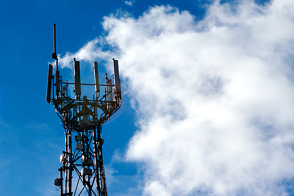 포토 JPG 해외이미지 접시 선 비즈니스 통신 하늘 모바일 무선통신 세포 안테나 사람없음 빨간색 파란색 스마트폰 글로벌 환경 탑 자료 힘 장비 에너지 인공위성 흰색 네트워크 전자레인지 역 연결 무선전화기 전화기 수화기 라디오 방송 전염 철탑 돛대 전송 송신기 셀룰러 해외202004 해외포토 식기 건축물 컬러 교통시설 전자제품 핸드폰 스마트기기 가전제품 레인지 질병 감염 파일형식 이미지허브