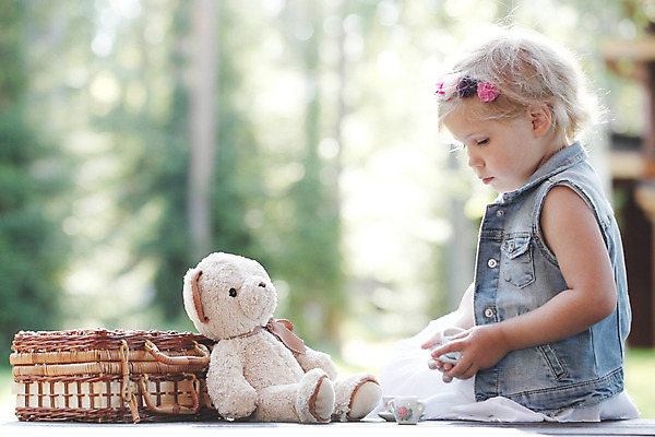 포토 JPG 해외이미지 백인 공원 여자 행복 어린이 곰 자연 놀이 한명 미소 야외 초록색 여름 장난감 작음 해외202004 해외포토 서양인 동물 1 계절 공공시설 감정 컬러 포유류 표정 사람 크기 생태계 파일형식 이미지허브