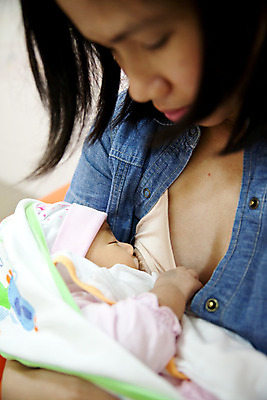 포토 JPG 해외이미지 라이프스타일 여자 얼굴 음료 어린이 음식 가족 엄마 새로움 함께함 건강 사랑 사람 소년 성인 두명 침묵 우유 간호사 흰색 아기 신생아 핥기 가슴 먹기 내추럴 걸음마 돌봄 수유 천진난만 공급 해외202004 해외포토 남자 감정 컬러 컨셉 관계 모션 유제품 생활 신체부위 소리 의료진 파일형식 이미지허브