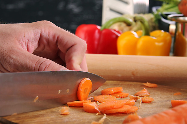 포토 JPG 해외이미지 직업 라이프스타일 접시 손 옷 남자 음식 유니폼 채소 노동자 건강 요리 사람 사람없음 주방 식당 요리사 저녁식사 당근 흰색 업무 작업 닫기 시원함 먹기 서비스 준비 쇼 점심식사 채식주의자 해외202004 해외포토 식기 컬러 모션 뿌리채소 생활 신체부위 상점 식사 채식 파일형식 이미지허브