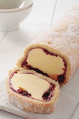 포토 JPG 해외이미지 전통 아이스크림 사람없음 케이크 냉동 얼음 잼 가득함 스위스 크림 롤 산딸기 푸딩 스펀지 북극해 해외202004 해외포토 자연요소 유럽 바다 과일 디저트 소스_음식 파일형식 이미지허브