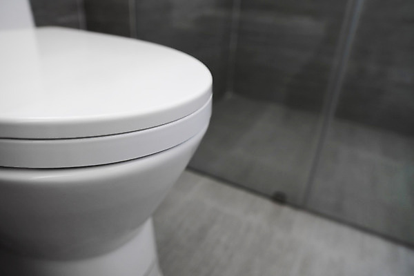 포토 JPG 해외이미지 디자인 종이 벽 가구 백그라운드 의자 호텔 새로움 바닥 아파트 주택 실내 사람없음 내부 장식 물 빛 목욕 방 장비 욕실 덮개 흰색 도자기 장롱 사발 고급 우아함 위생 타일 오브젝트 화장실 변기 백자 변기통 엘리먼트 위생관리 스타일 안락 해외202004 해외포토 자연요소 컬러 생활용품 컨셉 숙소 관리 건물 청결 뚜껑 사기그릇 파일형식 이미지허브