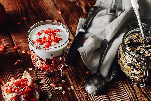 포토 JPG 해외이미지 유리병 잔 실내 사람없음 숟가락 나이프 석류 과일파르페 나무탁자 해외202004 해외포토 식기 과일 탁자 병_용기 수저 내부 칼 파르페 파일형식 이미지허브