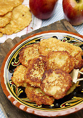 포토 JPG 해외이미지 접시 감자 사람없음 목재 갈색 사과 팬케이크 해외202004 해외포토 나무 식기 컬러 채소 과일 재료 케이크 파일형식 이미지허브