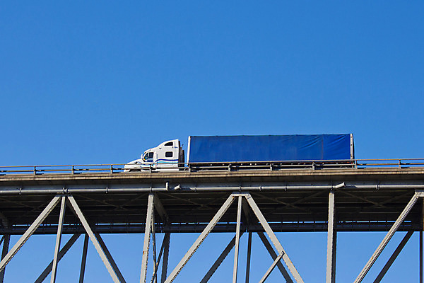 포토 JPG 해외이미지 교통시설 사람없음 파란색 트럭 무역 짐차 트레일러 건너기 조작 해외202004 해외포토 산업 컬러 교통 모션 자동차 시설 파일형식 이미지허브