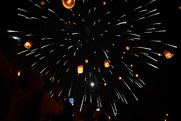 포토 JPG 해외이미지 전통 손 공원 행복 아시아 별 종교 종이 문화 여행 크리스마스 오렌지 가족 태국 하늘 불 사람 동양인 사람없음 야외 빛 파티 여행객 믿음 축제 희망 등불 램프 축하 행운 야간 심볼 사인 풍선 해외202004 해외포토 자연요소 공공시설 기념일 감정 나라 컨셉 과일 관계 조명 인종 이벤트 신체부위 파일형식 이미지허브