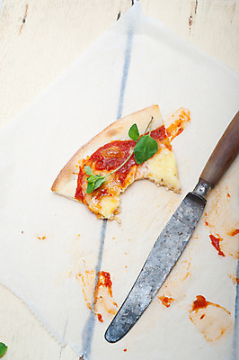 포토 JPG 해외이미지 전통 음식 조각 백그라운드 토마토 채소 부분 탁자 치즈 피자 요리 사람없음 목재 빨간색 초록색 식사 저녁식사 이탈리아 껍질 흰색 시골 신선 뜨거움 맛 정상 굽기 지중해 허브 속도 반죽 바질 점심식사 마르게리타피자 모짜렐라치즈 채식주의자 핸드메이드 해외202004 해외포토 나무 식물 유럽 바다 컬러 가구 컨셉 재료 유제품 패스트푸드 서양음식 구이 채식 파일형식 이미지허브