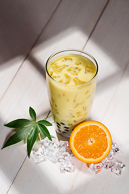 포토 JPG 해외이미지 오렌지 단면 디저트 잔 실내 그림자 사람없음 얼음 오렌지맛 버블티 나무배경 해외202004 해외포토 자연요소 식기 음료 음식 백그라운드 과일 내부 맛 파일형식 이미지허브