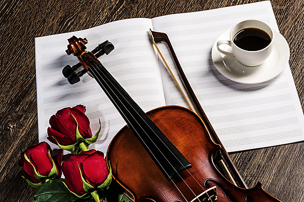 포토 JPG 해외이미지 커피 사람없음 장미 우아함 커피잔 바이올린 악보 나무바닥 바이올린활 차받침대 해외202004 해외포토 꽃 음료 음악 컨셉 현악기 잔 바닥 받침대 파일형식 이미지허브