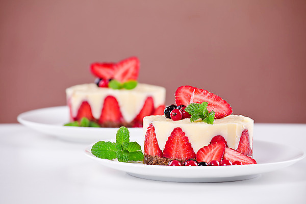 포토 JPG 해외이미지 접시 음식 과일 딸기 디저트 사람없음 빨간색 초록색 컬러풀 검은색 흰색 신선 닫기 달콤 크림 블루베리 베리 바닐라 크림치즈 페스츄리 해외202004 해외포토 식기 빵 컬러 모션 치즈 맛 파일형식 이미지허브