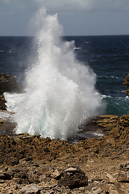 포토 JPG 해외이미지 공원 바다 자연 풍경 사람없음 야외 물 파란색 힘 권총 흰색 만 떨어짐 전국 주입구 해외202004 해외포토 자연요소 공공시설 컬러 컨셉 총 생태계 파일형식 이미지허브
