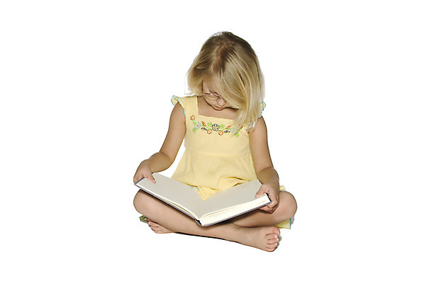 포토 JPG 해외이미지 백인 드레스 여자 교육 안경 초등학생 어린이 분홍색 맨발 한명 사람 앉기 책 금발 독서 노란색 회색 흰색 읽기 교과서 흰배경 양장본 고립 초보 해외202004 해외포토 서양인 1 학생 헤어스타일 잡화 옷 컬러 백그라운드 모션 발 교재 파일형식 이미지허브