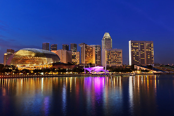 포토 JPG 해외이미지 외관 아시아 건축양식 하늘 호텔 미래 전등 조명 파노라마 풍경 사람없음 야외 건물 물 빛 강 도시풍경 고층빌딩 새벽 도시 도심 야간 스카이라인 빛망울 싱가폴 해외202004 해외포토 자연요소 건축물 건축 나라 컨셉 숙소 촬영기법 빌딩 파일형식 이미지허브