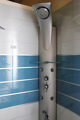 포토 JPG 해외이미지 건축양식 유리 새로움 실내 사람없음 내부 장식 스파 방 욕실 고급 우아함 씻기 타일 샤워실 업그레이드 스타일 해외202004 해외포토 건축 컨셉 재질 청결 샤워시설 파일형식 이미지허브