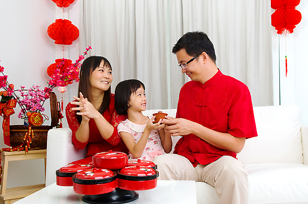 포토 JPG 해외이미지 전통 라이프스타일 응시 계절 여자 남자 딸 행복 문화 어린이 백그라운드 가족 엄마 새로움 건강 미소 웃음 사람 동양인 성인 빨간색 세명 바구니 축제 중국 기쁨 축하 인사 아빠 차 연도 소원 말레이시아 해외202004 해외포토 시선 감정 아시아 음료 컬러 컨셉 관계 표정 인종 생활 예절 파일형식 이미지허브