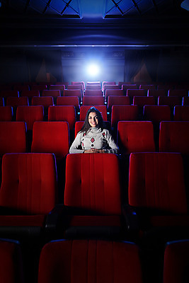 포토 JPG 해외이미지 의자 휴식 실내 이야기 한명 사람 10대 빨간색 파란색 빛 스크린 어둠 꿈 관찰 기다림 고독 영화관 극장 지루함 필름 영화 그림 쇼 공상 영사기 뮤지컬 오페라 혼자 유흥 해외202004 해외포토 1 감정 컬러 가구 컨셉 모션 청소년 문화예술 내부 파일형식 이미지허브