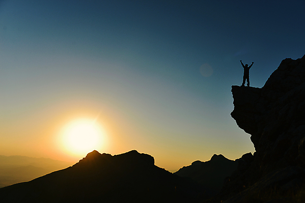 포토 JPG 해외이미지 배낭 산 사람없음 일출 하이킹 탐험 신선 영혼 나침반 모험가 오르기 단계 해외202004 해외포토 가방 모션 레저 노을 파일형식 이미지허브